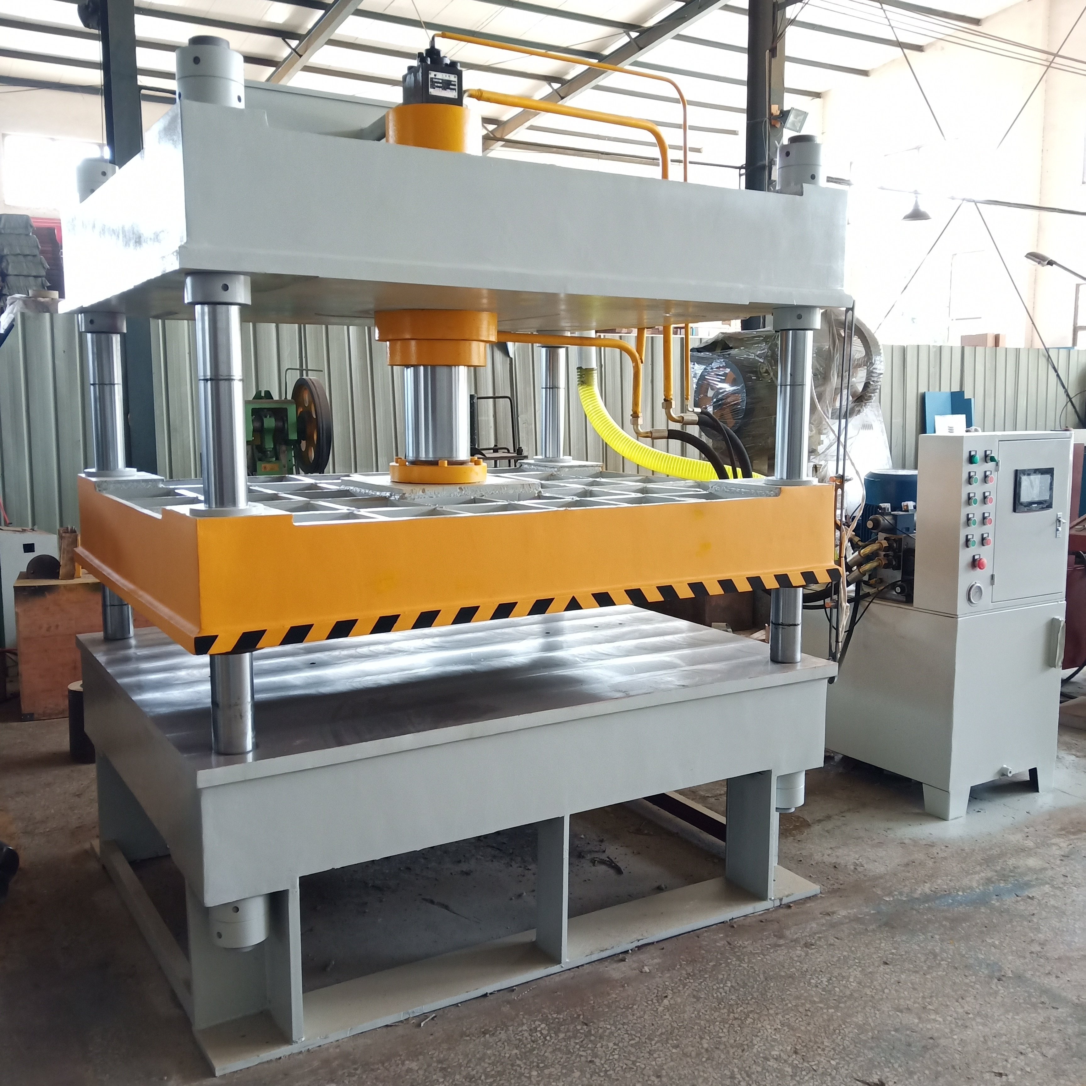 100噸三梁四柱液壓機